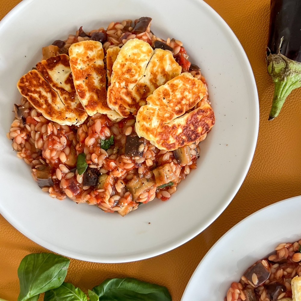 Orzo met aubergine, ingelegde citroen en halloumi 