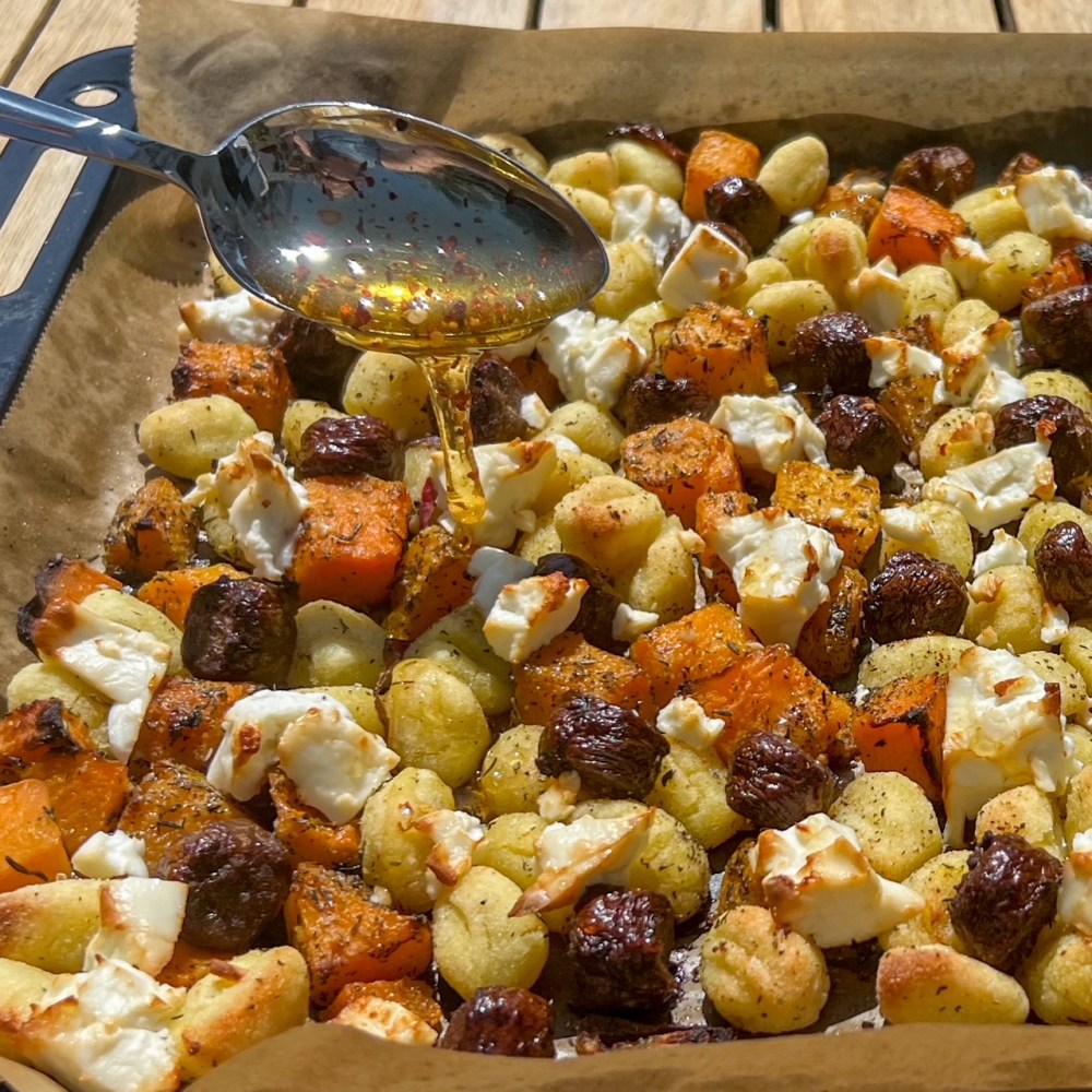 Gnocchi traybake met pompoen, chipolataworstjes, feta en hot honey